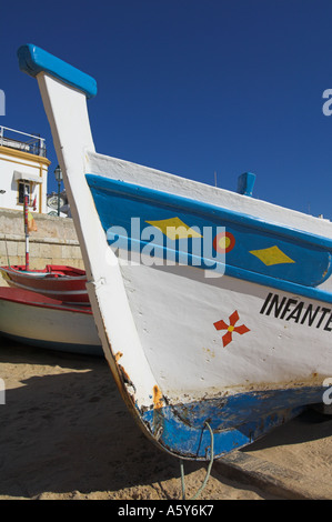 Traditionelle Bauweise von hölzernen portugiesischen Fischerboot am Fishermans Beach Albufeira Algarve Portugal EU Europa Stockfoto