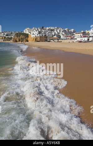 Wellen brechen sich am Fishermans Strand Praia Dos Pescadores-Albufeira-Algarve-Portugal-EU-Europa Stockfoto