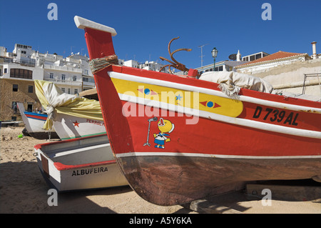 Traditionelle Bauweise von hölzernen portugiesischen Fischerboot am Fishermans Beach Albufeira Algarve Portugal EU Europa Stockfoto
