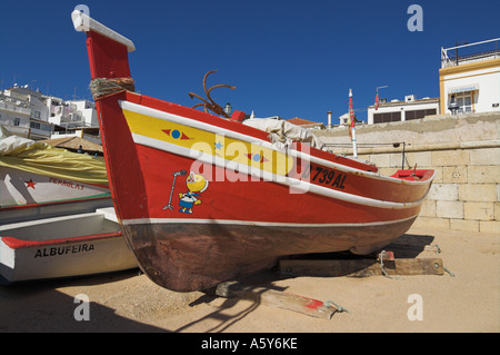 Traditionelle Bauweise von hölzernen portugiesischen Fischerboot am Fishermans Beach Albufeira Algarve Portugal EU Europa Stockfoto