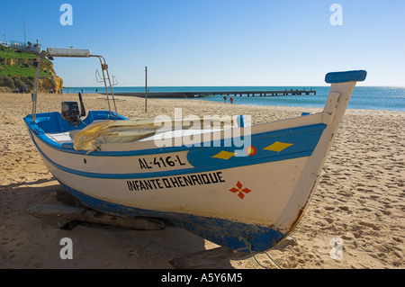Traditionelle Bauweise von hölzernen portugiesischen Fischerboot am Fishermans Beach Albufeira Algarve Portugal EU Europa Stockfoto