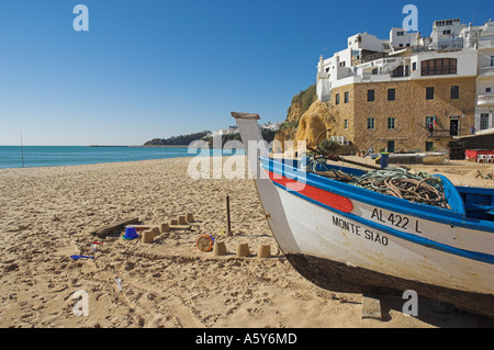 Traditionelle Bauweise von hölzernen portugiesischen Fischerboot am Fishermans Beach Albufeira Algarve Portugal EU Europa Stockfoto
