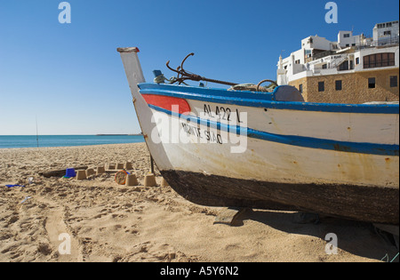 Traditionelle Bauweise von hölzernen portugiesischen Fischerboot am Fishermans Beach Albufeira Algarve Portugal EU Europa Stockfoto