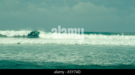 Einsamer Surfer am Sunset Beach in Oahu, Hawaii Stockfoto