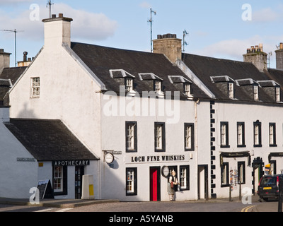 Loch Fyne Whisky Shop im 18. Jahrhundert weißen georgianischen Gebäuden in Main Street Inveraray Argyll und Bute Scotland UK Stockfoto