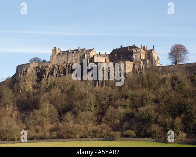 Stirling Castle von unten steht strategisch auf vulkanischen Felsen oben. Stirling Scotland UK Stockfoto