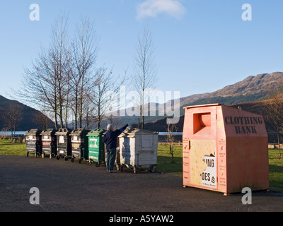 Recycling-Behälter von Loch Long in ländlichen Dorf See Seite Parkplatz.   Arrochar Argyll Bute Schottland, Vereinigtes Königreich Stockfoto