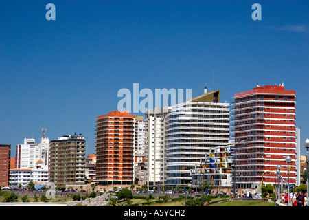 Beach front Hotels und Eigentumswohnungen in Mar Del Plata, Argentinien. Stockfoto