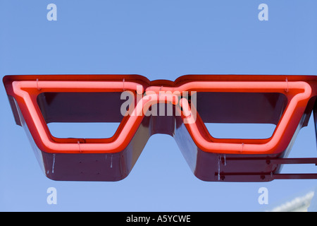 Optician´s Neon-Schild gegen blauen Himmel Stockfoto