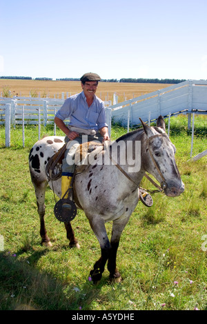 Gaucho Cowboys zu Pferd in der Nähe von Necochea, Argentinien. Stockfoto