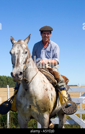 Gaucho Cowboys zu Pferd in der Nähe von Necochea, Argentinien. Stockfoto