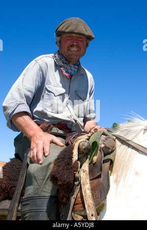 Gaucho Cowboy auf dem Rücken der Pferde in der Nähe von Neccochea, Argentinien. Stockfoto