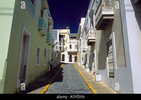 Eine schmale Straße in Old San Juan, San Juan, Puerto Rico. Stockfoto