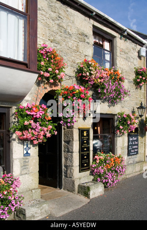 Porthleven Cornwall UK Harbourside Pub mit Blüten in hängenden Körben Stockfoto