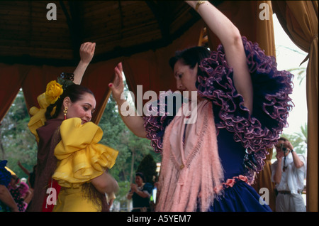 Spanische Frauen tanzen Flamenco Festival der andalusischen Pferd Jerez De La Frontera Spanien Stockfoto