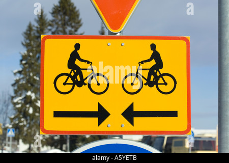 zwei-Wege-Zyklus-Track-Verkehrszeichen Stockfoto