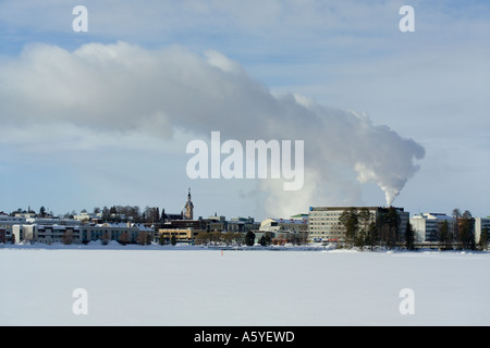 Rauch, wogenden aus einer Zellstoff und Papier Fabrik, Kajaani, Finnland Stockfoto