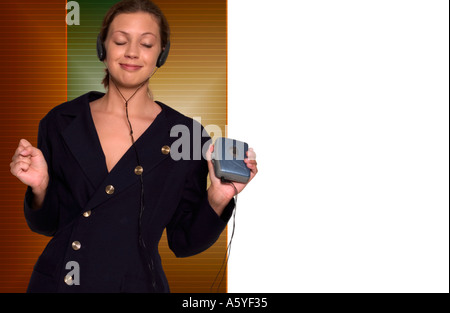 Geschäftsfrau tanzt während einer Pause auf der Arbeit zum Radio und genießt einen unbeschwerten Moment, USA. Stockfoto