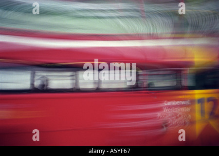 Die Unschärfe von einem roten Doppeldecker London bus Stockfoto