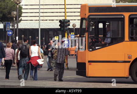 Ein Bus zieht sich außerhalb der großen Bahnhof Termini in Rom Italien Stockfoto