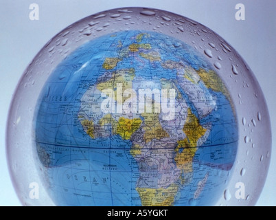 Mann zerstört die Erdkugel Terrestial im geschlossenen dampfenden Glas globe Stockfoto