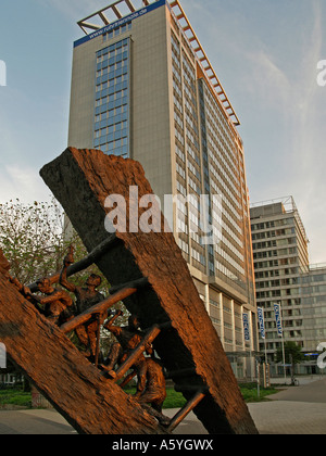 Bronzeguss steilen Neigungswinkel von Max Kratz im Hintergrund das Haus des Unternehmens RAG Architekten Capman Stockfoto