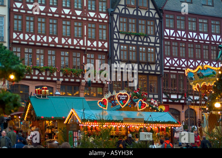 Weihnachtsmarkt auf der quadratischen Roemer Römer vor Schaufenster von Fachwerkhäusern in Frankfurt Am Main-Hessen-Deutschland Stockfoto