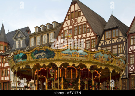 Weihnachtsmarkt unterwegs quadratische Roemer Römer alte fröhliche Runde vor Schaufenster von Fachwerkhäusern in Frankfurt am Main Stockfoto