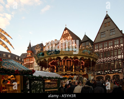 Weihnachtsmarkt unterwegs quadratische Roemer Römer alte fröhliche Runde vor Schaufenster von Fachwerkhäusern Stockfoto