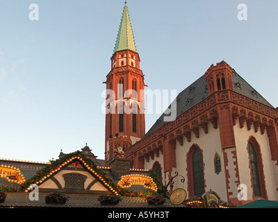 Weihnachtsmarkt auf dem Platz Römer Römer Römerberg Ständen Stände vor der alten Nikolai Kirche Alte Nikolaikirche Stockfoto