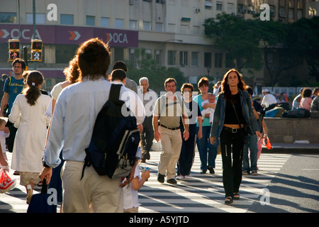 Fußgänger überqueren Sie die Straße in Buenos Aires, Argentinien. Stockfoto
