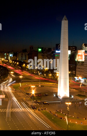 9. Juli Avenue und der Obelisk in der Nacht in Buenos Aires, Argentinien. Stockfoto