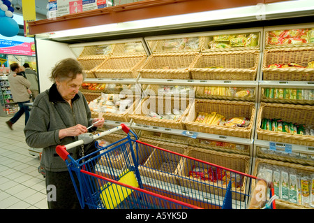 Ältere französische Frau Dame Einkauf im Supermarkt Stockfoto