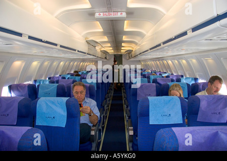 Das Innere eines Lan Airlines Boeing 737 Flugzeug mit Passagieren an Bord in Buenos Aires, Argentinien. Stockfoto