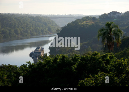 Nebligen Sonnenaufgang über den Rio Iguazu. Brasil auf der linken Seite und Argentinien auf der rechten Seite. Stockfoto