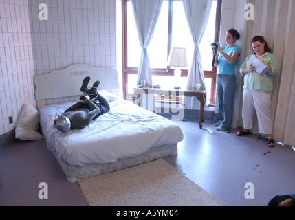 Forensik-Studenten fotografieren einen mock Tatort an der Universität von New Haven Clime Szene Lab Stockfoto