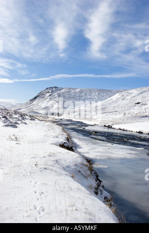 Winter Glen Clunie auf dem Weg nach Glenshee, Schnee bedeckten Fluss - Banken und zugefrorenen Fluss, Braemar, in der Nähe der A93 Straße nach Glenshee, Aberdeenshire, Schottland Großbritannien Stockfoto