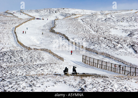 Holzzäune, Urlaub, Skifahren, Skipiste, Gipfel, Piste. Schottische Winterschneeszene; Glenshee Ski Centre, Cairngorms National Park Braemar, Schottland, Großbritannien Stockfoto