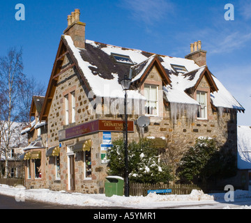 Gebäude in Langen fallenden Eiszapfen hängen vom Dach der McLeans Souvenirshop im Winter, Braemar Royal Deeside Cairngorms National Park, Schottland Großbritannien Stockfoto