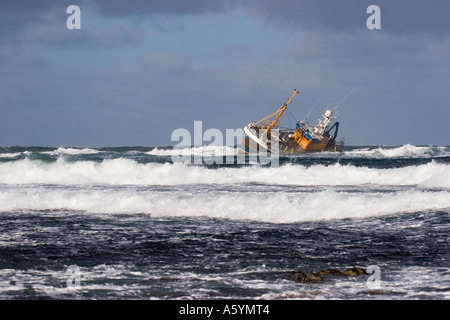 Geerdete Wrack der Banff Fischereifahrzeug Boot BF 380 aground auf Felsen am Cairnbulg Punkt Fraserburgh, North East Scotland gestrandet. Stockfoto