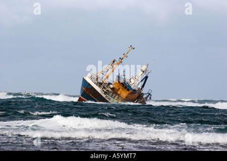 Geerdete Wrack der Banff Fischereifahrzeug Boot BF 380 aground auf Felsen am Cairnbulg Punkt Fraserburgh, North East Scotland gestrandet. Stockfoto