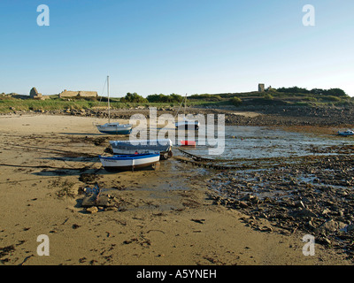 Bootshafen auf der Insel Ile de Siec bei niedrigen Ebbe Flut in der Landschaft an der Küste in Santec in der Nähe von Roscoff in Finistere Stockfoto