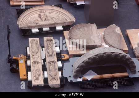 Museum Objekte vorbereitet für die Entfernung (zur Lagerung), angelegt auf Paletten und Hubwagen, London, England Stockfoto