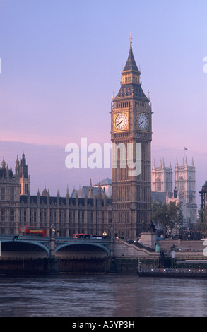 Big Ben (St Stephens Clock Tower) und Houses of Parliament über Themse bei Dämmerung, Westminster, London, England Stockfoto