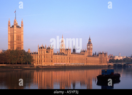 Häuser des Parlaments spiegelt sich in der Themse bei Dämmerung, Westminster, London, England Stockfoto