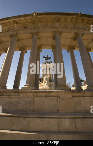 Retiro Park Madrid Parque de el Retiro im Bezirk Jeronimos mit der Statue von Alfonso XII., 12., Zwölfter. Stockfoto