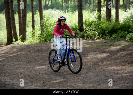 Teenager-Mädchen Radfahren in Delamere Wald Cheshire Stockfoto