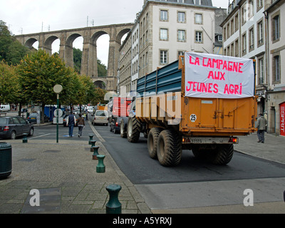 Traktoren mit Slogans, die Fahrt durch die Stadt in einer Demonstration von Bauern in der Stadt Morlaix in Morlaix Bretagne Finistere Stockfoto