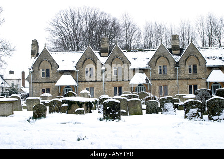 Schneebedeckte Gelände von der Pfarrei Kirche von St Mary es in Witney, Oxfordshire. Stockfoto