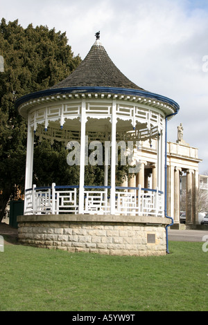 Die Band Stand bei Pittville Pump Room in Cheltenham, Gloucestershire Stockfoto